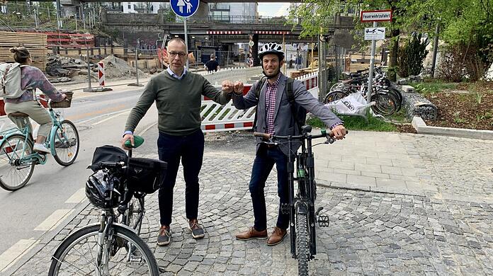 Vor einem Jahr wollten die Grünen-Stadträte Christian Smolka und Florian Schönemann (r.) auf der Balanstraße in München Autospuren wegnehmen.