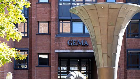 Die Gema vertritt in Deutschland nach eigenen Angaben die Urheberrechte von rund 95.000 Mitgliedern – Komponisten, Textdichter oder Musikverlage – sowie von über zwei Millionen Rechteinhaberinnen und Rechteinhabern aus aller Welt.