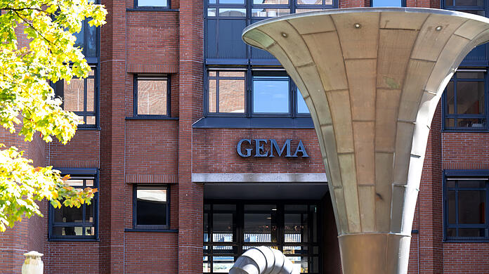 Die Gema vertritt in Deutschland nach eigenen Angaben die Urheberrechte von rund 95.000 Mitgliedern – Komponisten, Textdichter oder Musikverlage – sowie von über zwei Millionen Rechteinhaberinnen und Rechteinhabern aus aller Welt.
