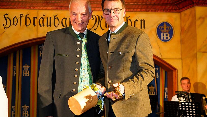 Chefwechsel bei Hofbr&auml;u: Michael M&ouml;ller (l.) &uuml;berreicht seinem Nachfolger J&ouml;rg Lehmann Wechsel und Schlegel. Seine Anzapfk&uuml;nste kann der neue Hofbr&auml;uchef sp&auml;testens auf der Wiesn unter Beweis stellen.