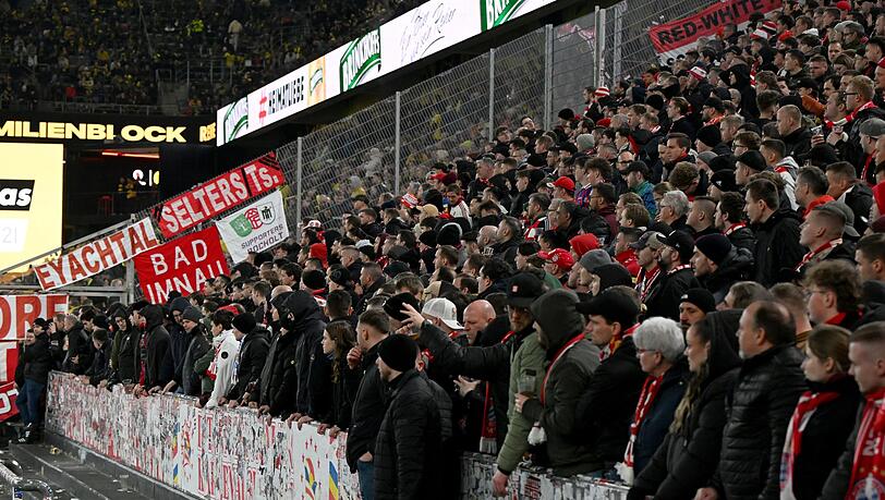 Wegen der Zusammenstöße vor Anpfiff boykottieren einige Bayern-Fans die Partie in Dortmund. (Archivbild) Wegen der Zusammenstöße vor Anpfiff boykottieren einige Bayern-Fans die Partie in Dortmund. (Archivbild)