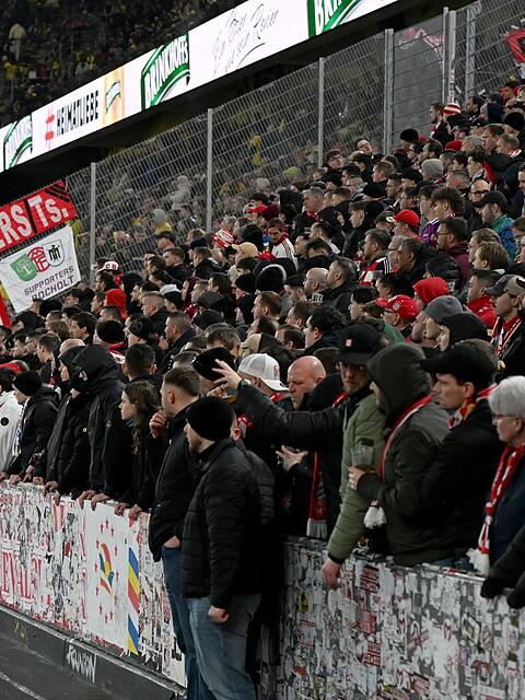 Wegen der Zusammenst&ouml;&szlig;e vor Anpfiff boykottieren einige Bayern-Fans die Partie in Dortmund. (Archivbild)