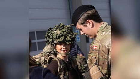 Prinzessin Isabella besuchte vergangenes Jahr den Tag der offenen T&uuml;r in der Kaserne, in der ihr Bruder, Kronprinz Christian, diente. Jetzt tritt sie in seine Fu&szlig;stapfen.