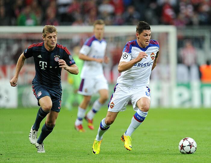 TONI KROOS: NOTE 3.
Das Los des Ballverteilers: Gute Passquote, gewann die Zweikämpfe, aber: unauffällig. Trotzdem kein schlechtes Spiel, da es nach der frühen 2:0-Führung das zu tun galt, was Kroos tat: den Ball vom eigenen Tor fernhalten.