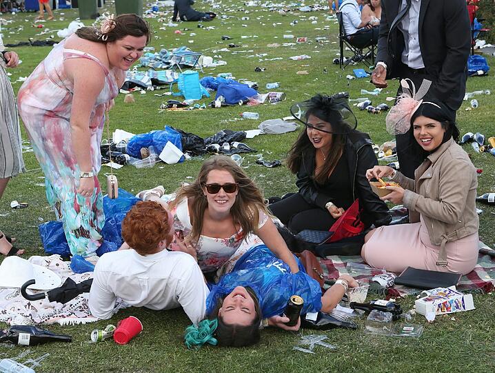 Da wurde das Galopprennen zur Nebensache: Die wilde Saufparty der Pferdefans beim Melbourne Cup in Australien.