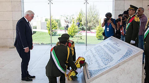 Bundespräsident Steinmeier besucht das Grab von Jassir Arafat in Ramallah.