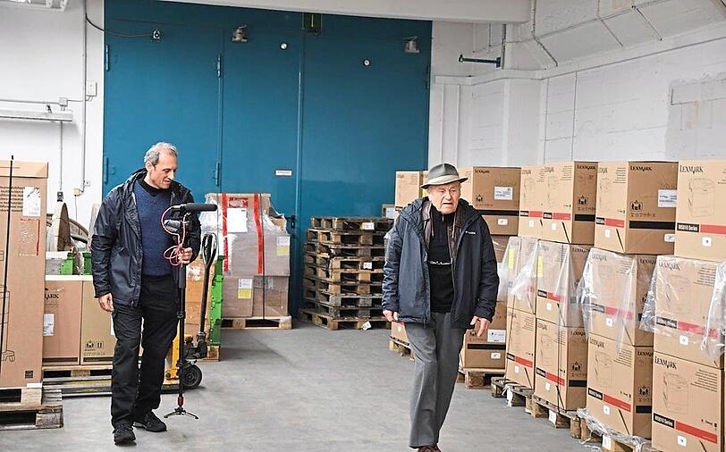 George Hope (l.) mit seinem Vater Nick in der heutigen Lagerhalle.