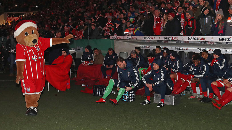 Wie schon in den letzten Jahren jeweils nach dem finalen Heimspiel vor Weihnachten ließen sich die Bayern so einiges einfallen, wieder einmal erstrahlte die Allianz Arena in hellem Glanz.