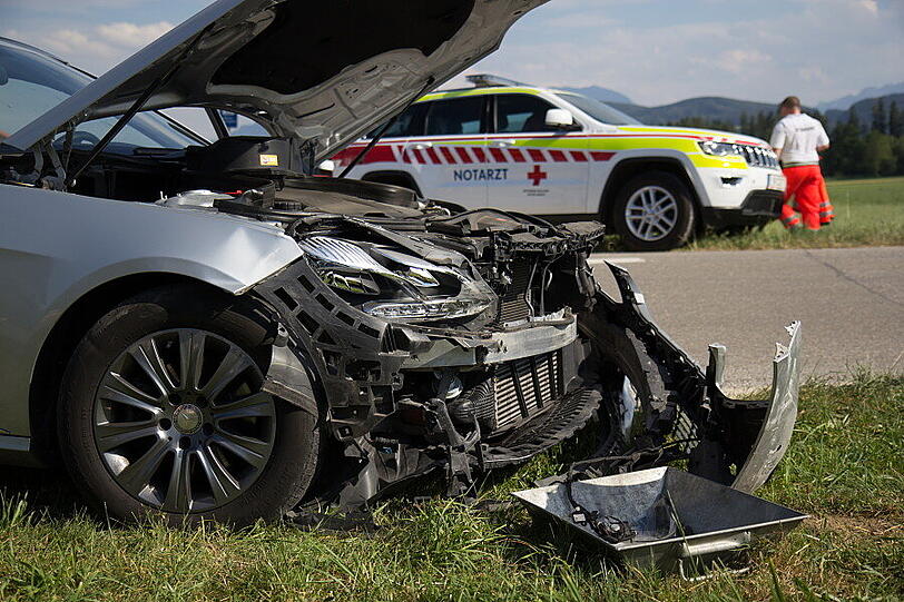 Bei einem Unfall an einer Kreuzung in Weildorf ist am Freitag eine Person schwer verletzt worden. Ein Mercedes-Fahrer hatte einen Skoda übersehen - es kam zum Zusammenstoß.