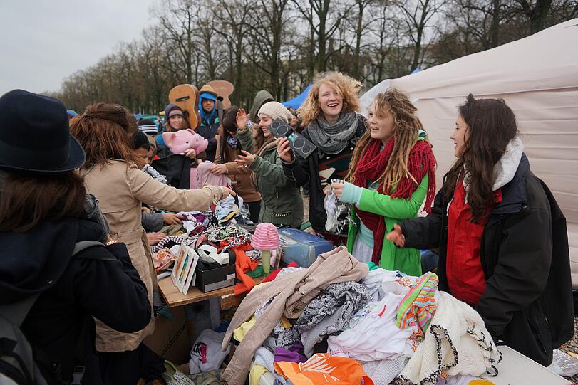 Die Bilder vom BRK Flohmarkt auf der Theresienwiese.