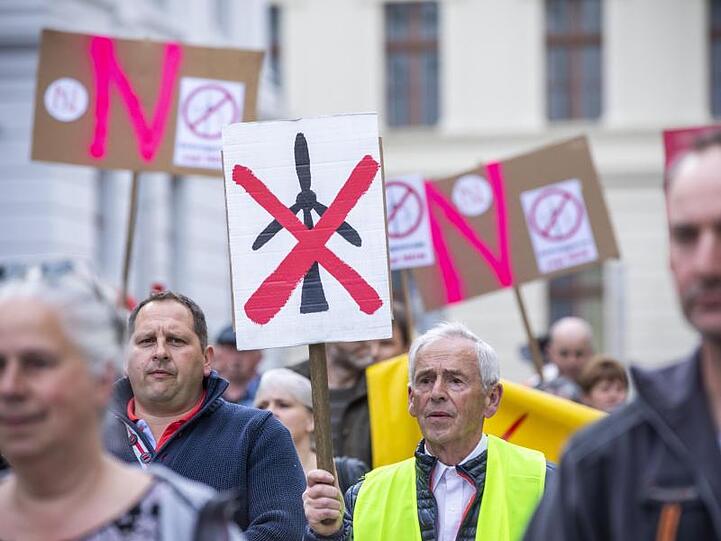 Hunderte Einwohner protestieren in Schwerin gegen den weiteren Ausbau der Windkraft.