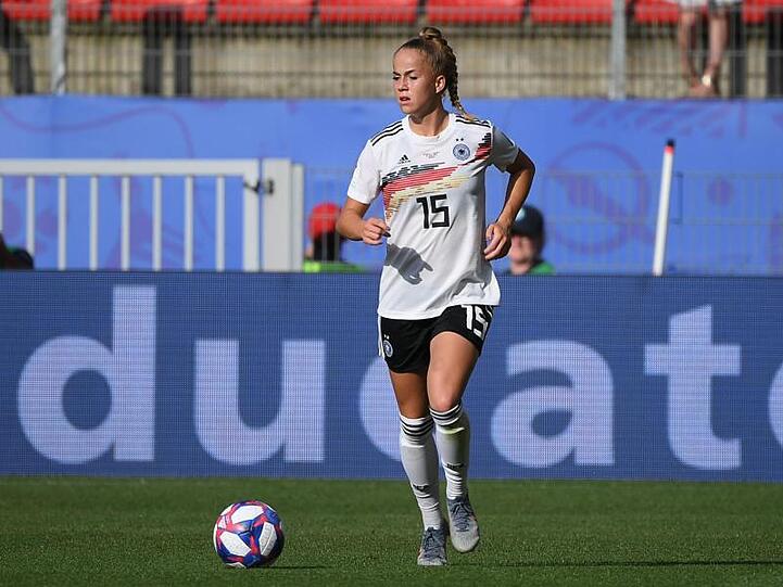 Deutschlands Giulia Gwinn am Ball. Foto: Sebastian Gollnow/dpa/Archivbild