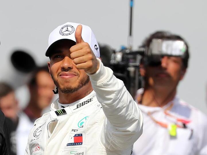 Lewis Hamilton zeigt sich nach dem Qualifying sichtlich zufrieden.