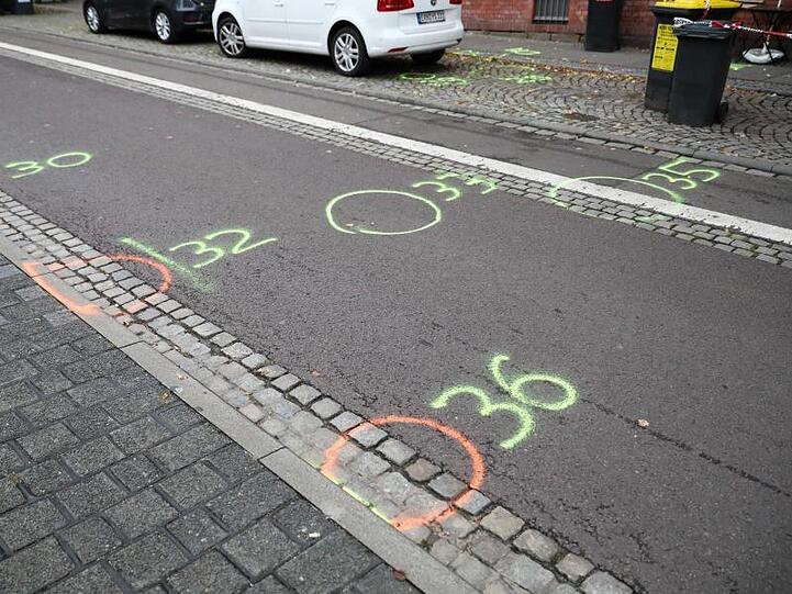 Zur Sicherung des Tatorts brachte die Polizei Markierungen auf der Straße an.