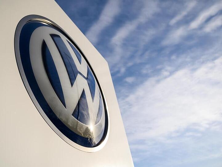 Auf dem Gelände des VW Werks steht ein Logo von Volkswagen.