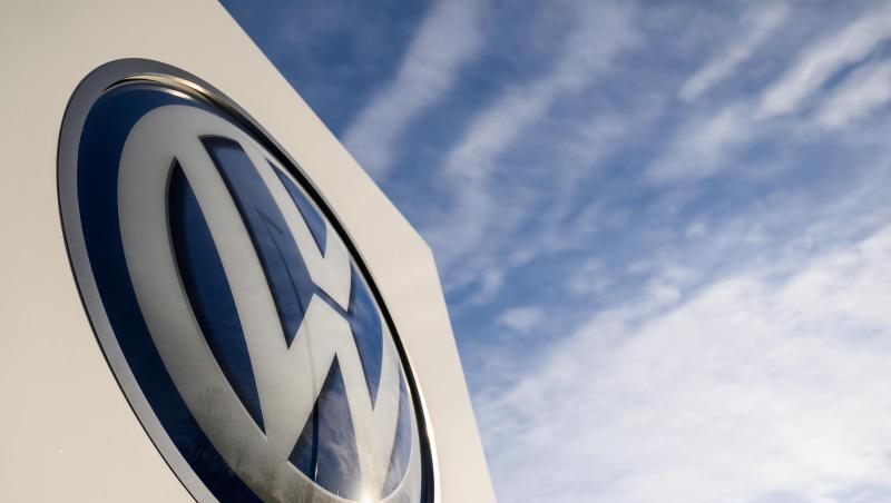 Auf dem Gelände des VW Werks steht ein Logo von Volkswagen. Auf dem Gelände des VW Werks steht ein Logo von Volkswagen.