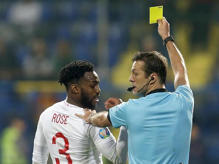 Nachdem Danny Rose die Gelbe Karte gesahen hatte, soll er rassistisch beleidigt worden sein.