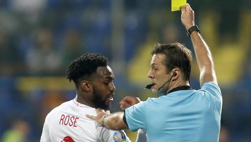 Nachdem Danny Rose die Gelbe Karte gesahen hatte, soll er rassistisch beleidigt worden sein. Nachdem Danny Rose die Gelbe Karte gesahen hatte, soll er rassistisch beleidigt worden sein.