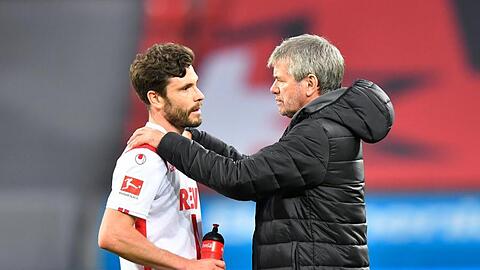 Kölns Trainer Friedhelm Funkel setzt auf seinen Kapitän Jonas Hector.