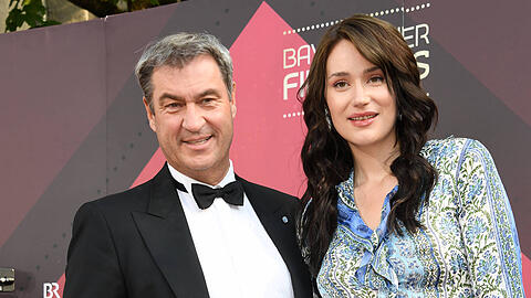 Bayerns Ministerpräsident Markus Söder und Tochter Gloria-Sophie Burkandt gemeinsam auf dem Roten Teppich beim Bayerischen Filmpreis.