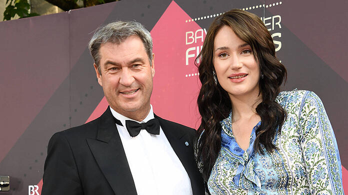 Bayerns Ministerpräsident Markus Söder und Tochter Gloria-Sophie Burkandt gemeinsam auf dem Roten Teppich beim Bayerischen Filmpreis.