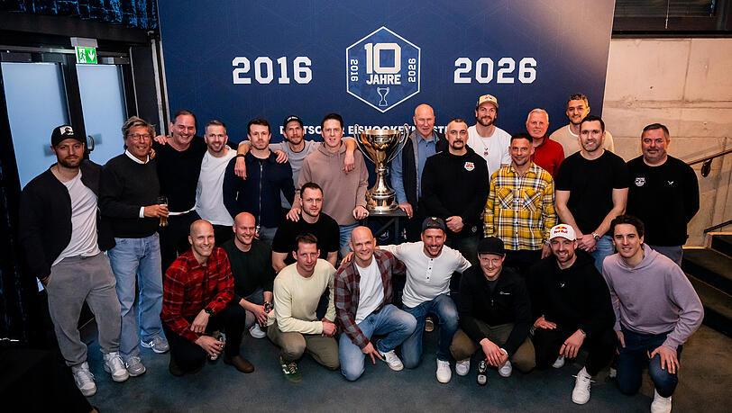 Das erste Meister-Team des EHC Red Bull M&uuml;nchen in der Astor Film Lounge im Arri. Zehn Jahre nach dem Triumph 2016 feiern die Champions von damals mit dem Team von heute und Fans erst im Kino, am Freitag steigt die Party im SAP Garden.
