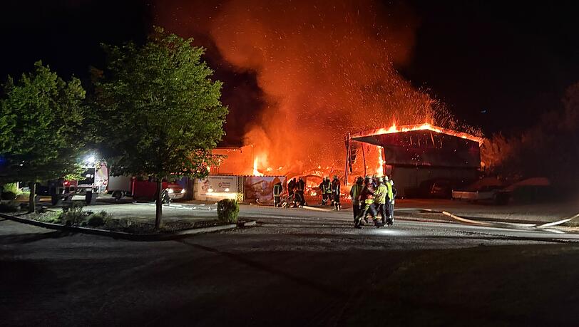 Die Feuerwehr konnte verhindern, dass sich die Flammen ausbreiten.