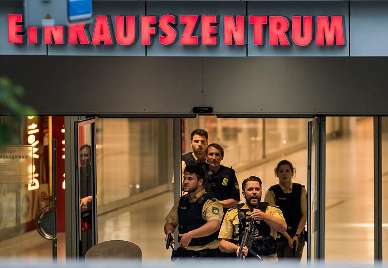 Am 22. Juli 2016 wurde das Olympia Einkaufszentrum in München zum Schauplatz eines Anschlags, der weltweit für Schlagzeilen sorgte. Am 22. Juli 2016 wurde das Olympia Einkaufszentrum in München zum Schauplatz eines Anschlags, der weltweit für Schlagzeilen sorgte.