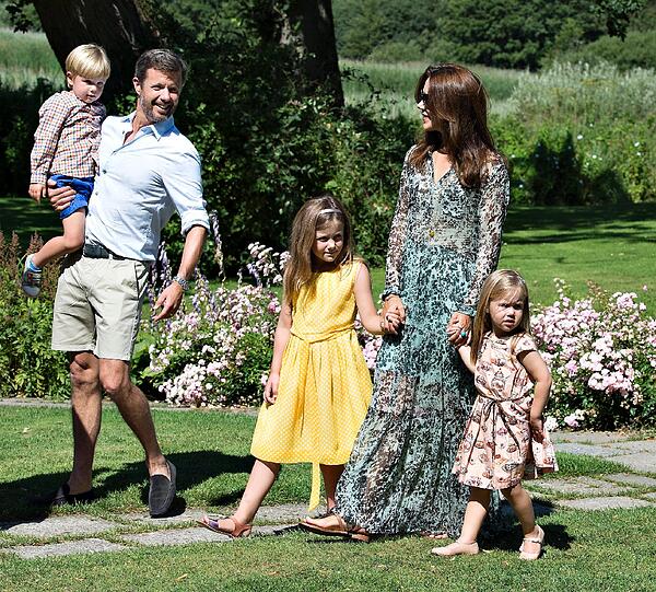 Kronzprinz Frederik von Dänemark mit seiner Frau Kronprinzessin Mary und ihren Kindern Vincent, Isabella und Josephine.