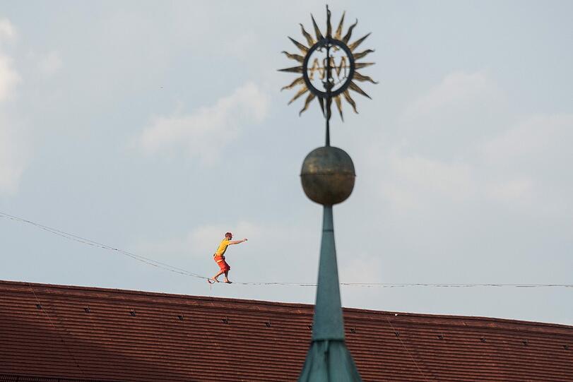 169 Meter spannte sich die Slackline zwischen dem Turm der Basilika St. Jakob und dem Stadtturm.