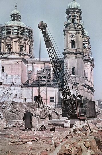 1948: Die Theatinerkirche ist vergleichsweise glimpflich davongekommen, das Kloster daneben dagegen völlig ausradiert.