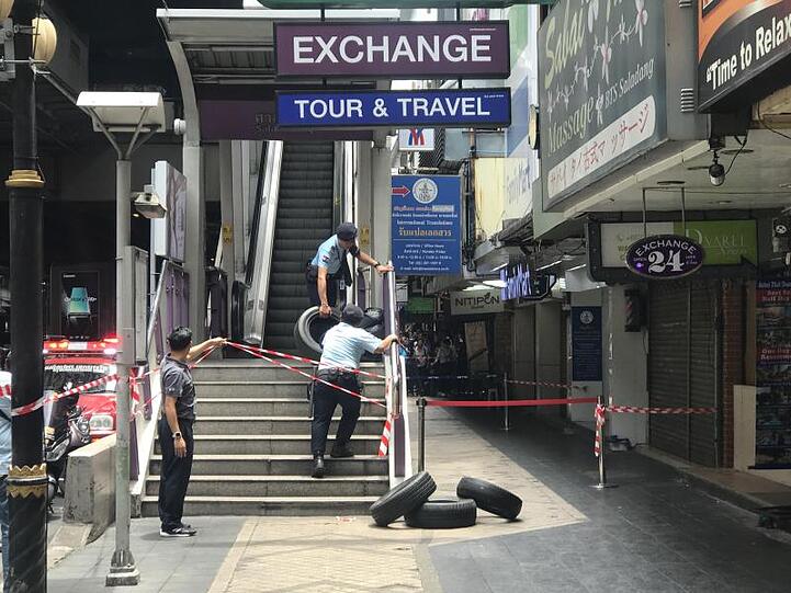 Thailändische Polizisten sperren den belebten Skytrain-Bahnhof Salah Daeng ab.