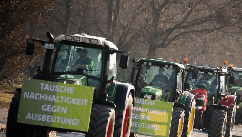Landwirte fahren mit ihren Traktoren zu einer Großdemonstration fränkischer Bauern. Foto: Daniel Karmann/dpa/Archivbild Landwirte fahren mit ihren Traktoren zu einer Großdemonstration fränkischer Bauern. Foto: Daniel Karmann/dpa/Archivbild