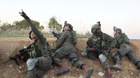 Israelische Soldaten suchen Schutz in der Nähe der Grenze zum Gazastreifen.