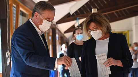 Falsch gefaltet: Armin Laschet und seine Frau Susanne stecken ihre Wahlscheine in die Urne.