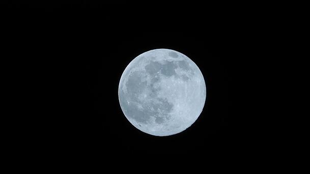 Einmal im Monat können wir den Vollmond beobachten. Einmal im Monat können wir den Vollmond beobachten.
