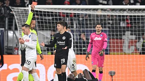 Schiedsrichter Artur Dias zeigt Frankfurts Randal Kolo Muani (am Boden) die Rote Karte.