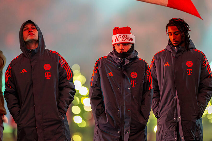 Keine Lust auf Weihnachtsstimmung: Kimmich (v.l.) mit Lennart Karl und Michael Olise. Keine Lust auf Weihnachtsstimmung: Kimmich (v.l.) mit Lennart Karl und Michael Olise.