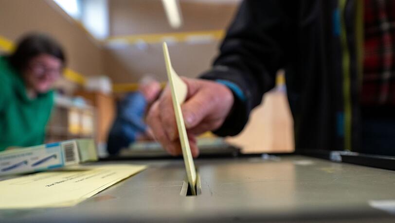 Der Landkreis Rhön-Grabfeld wird künftig von einer Landrätin geführt, die zur Partei Freie Wähler gehört. Der Landkreis Rhön-Grabfeld wird künftig von einer Landrätin geführt, die zur Partei Freie Wähler gehört.