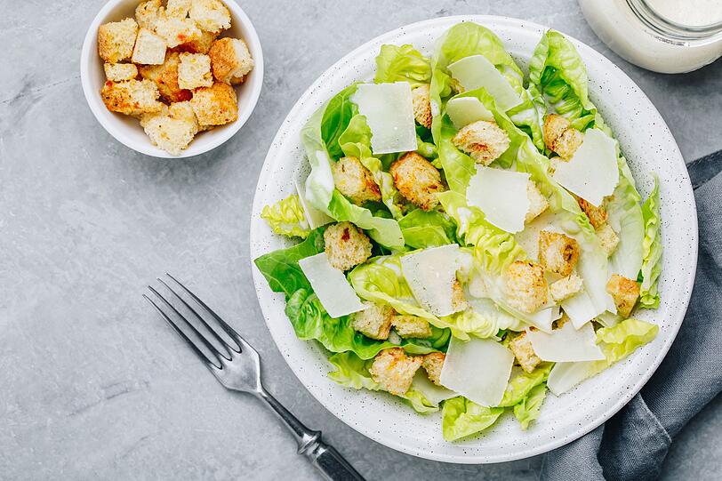 Nur echt mit Croutons: Auch ein Caesar Salad kommt in der klassischen Variante nicht ohne altes Brot aus. Ohne die ger&ouml;steten W&uuml;rfel w&uuml;rde der Kreation aus R&ouml;mersalat und Parmesan eine Komponente fehlen.