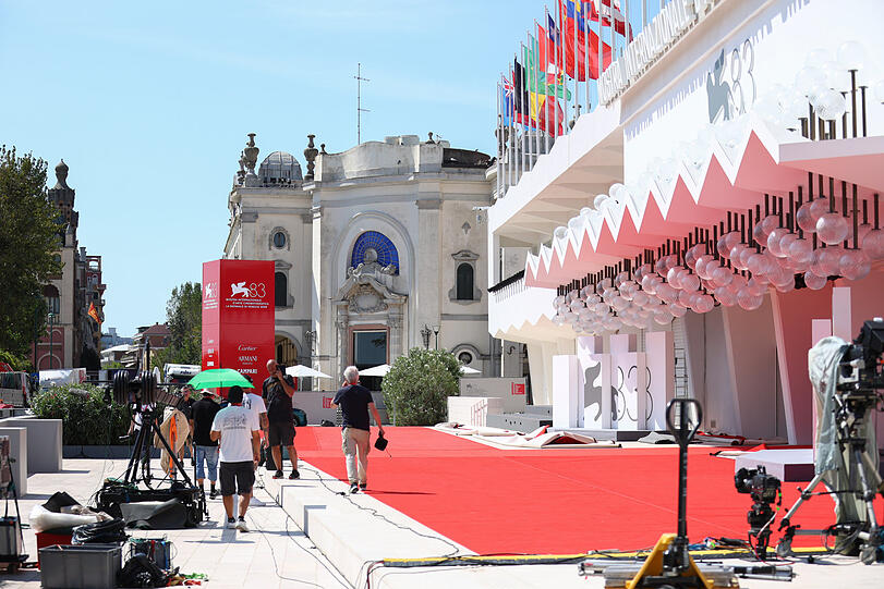 Vorbereitungen für die 83. Filmfestspiele von Venedig vor der Sala Grande auf dem Lido von Venedig. Vorbereitungen für die 83. Filmfestspiele von Venedig vor der Sala Grande auf dem Lido von Venedig.