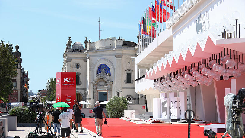 Vorbereitungen für die 83. Filmfestspiele von Venedig vor der Sala Grande auf dem Lido von Venedig. Vorbereitungen für die 83. Filmfestspiele von Venedig vor der Sala Grande auf dem Lido von Venedig.
