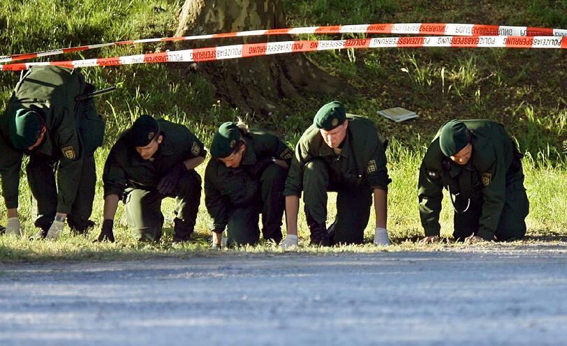Ihr 24 Jahre alter Kollege überlebt schwer verletzt. Unbekannte hatten den Beamten während eines
Routineeinsatzes in den Kopf geschossen. Die Kollegen suchen in der Nähe des Tatorts nach Hinweisen.