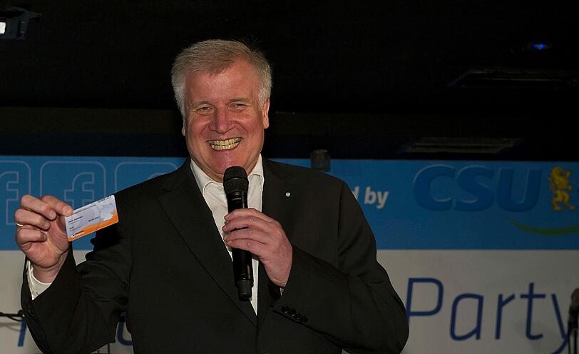Seehofers Facebook-Party kann man getrost als gefloppt bezeichnen. Statt 2500 geladenen Gästen erschienen gerade mal 500. Böse Zungen behaupten, davon waren 150 Journalisten dabei. Die Bilder vom Event im Münchner P1