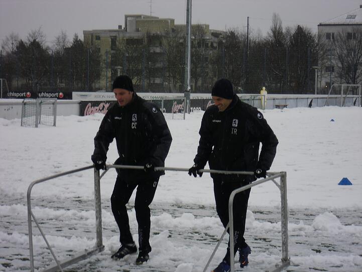 Hart , härter, Alexander Schmidt. Der Trainer des TSV 1860 schickte seine Jungs am Montagvormittag trotz klirrender Kälte, Schneeregen und schneebedeckten Trainingsplätzen raus zum Anschwitzen. Am Abend spielen die Löwen gegen den 1. FC Kaiserslautern. Die Bilder vom Matsch-Training