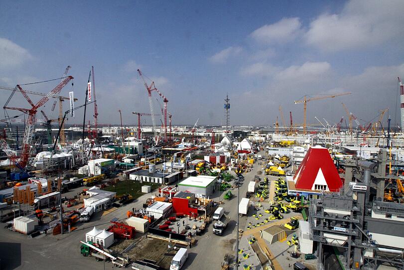 Baumaschinen so weit das Auge reicht auf der bauma in München.