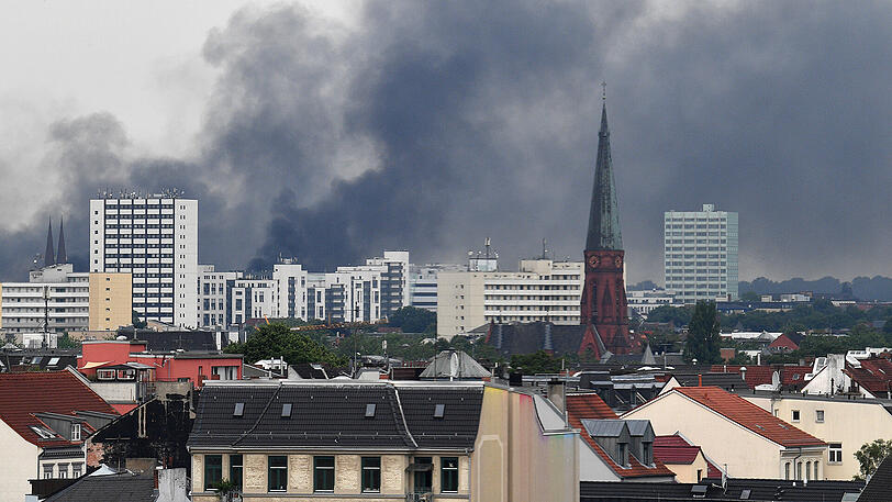 Bilder vom Freitagmorgen: Dunkler Rauch steigt über Hamburg auf - die Ausschreitungen zum G20-Gipfel nehmen kein Ende.