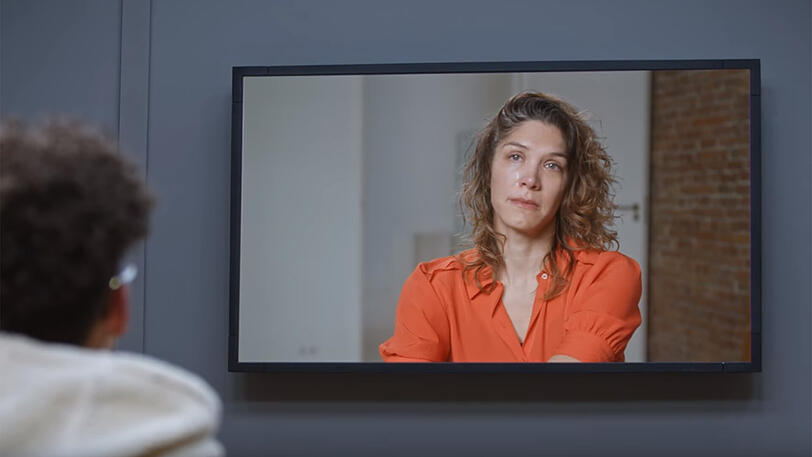 Ein Sohn sieht seine traurige Mutter per Bildschirm - am Ende finden sie wieder zusammen.