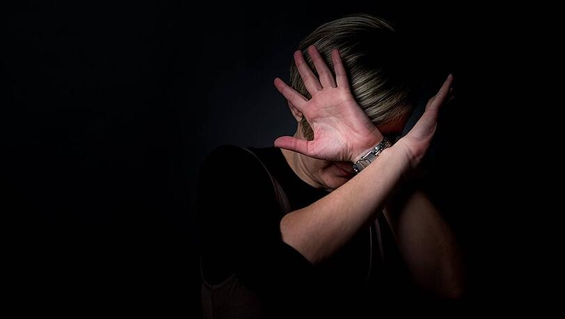 Obwohl sich die Frau körperlich wehrte, kam es zur Vergewaltigung. (Symbolbild)