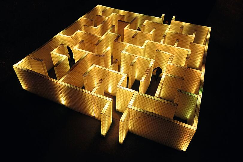 Kultur: Matthias Endriß gewinnt mit dem Licht-Labyrinth der Firma Max Frank, das er am 2. Mai im Rahmen der jährlichen Aktion "Kronach leuchtet" in der oberfränkischen Stadt aufgenommen hat.